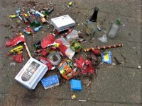 Bijeengeveegd vuurwerk na ochtendstooksessie (2008).JPG