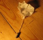 Uitgevouwen parachute uit parachutepijl (2006).JPG